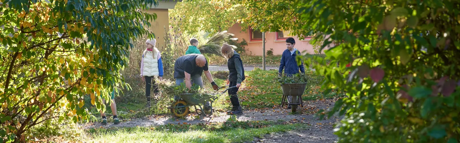 Gemeinsame Arbeit im Schulgarten