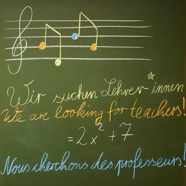 Tafel mit der Aufschrift: Wir suchen Lehrer:innen