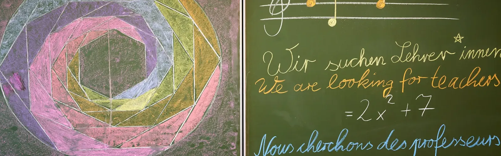 Geometrische Tafelzeichnung in bunter Kreide