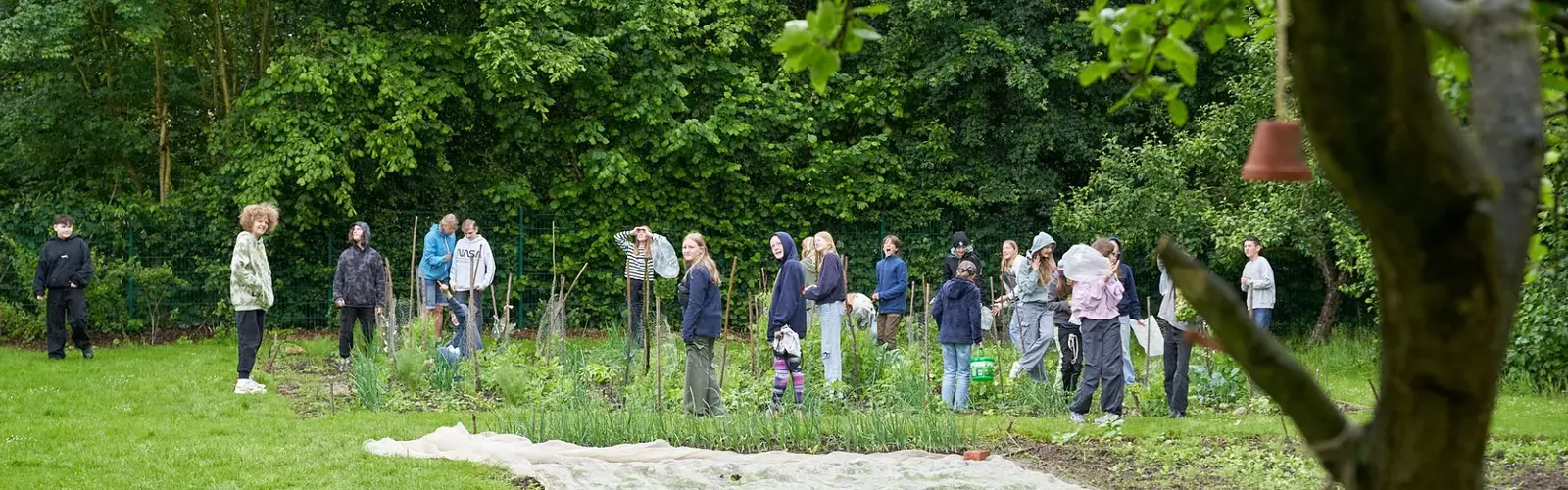 Schüler:innen im Schulgarten