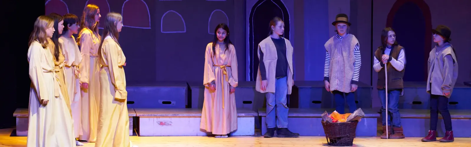 Schüler:innen bei einer Theateraufführung