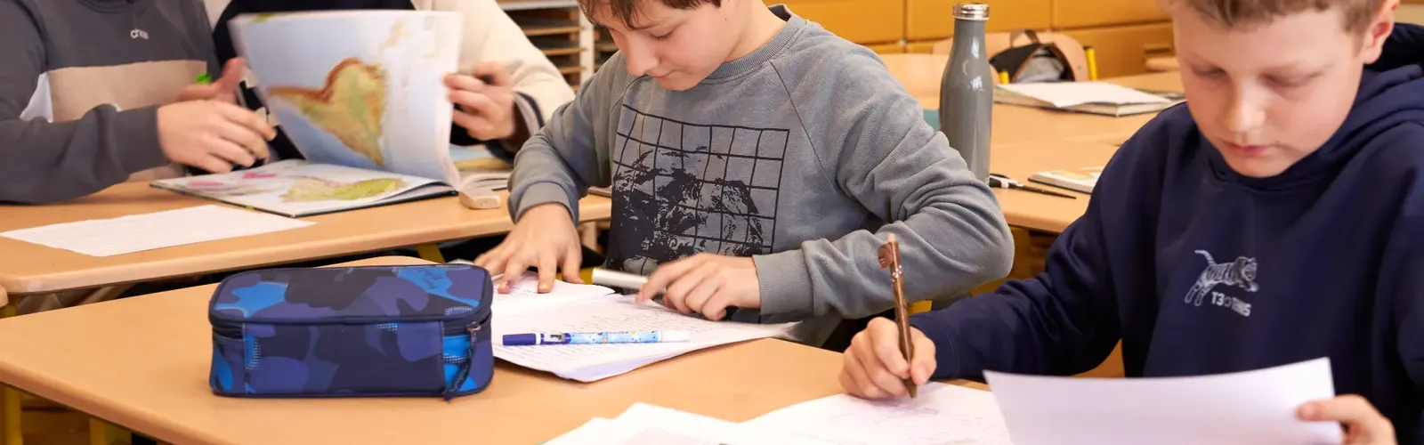 Schüler:innen beim Schreiben im Unterricht